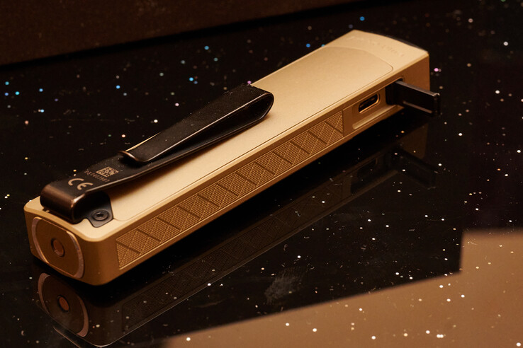 Clip a due vie dell'Arkpro Ultra (identico all'Arkpro). (Fonte: Andreas Sebayang/Notebookcheck.com)