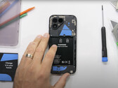 Il Fairphone 5 è semplice da smontare. Anche i pezzi di ricambio sono accessibili. (Fonte: JerryRigEverything)
