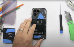 Il Fairphone 5 è semplice da smontare. Anche i pezzi di ricambio sono accessibili. (Fonte: JerryRigEverything)