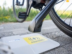 Il caricabatterie wireless per biciclette elettriche Compact Tiler (nella foto) è stato esposto all'Eurobike 2025. (Fonte: Tiler)