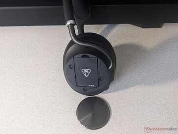 Viene mostrata la sostituzione della batteria di Turtle Beach Stealth Pro II
