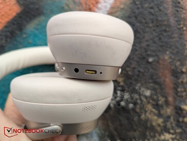 A sinistra: jack audio e USB-C