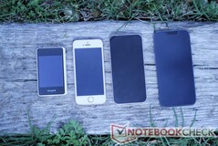 Il T1 Mini (a sinistra) a confronto con (nell'ordine) l'iPhone 5/iPhone SE (1a generazione), l'iPhone 13 Mini, e l'iPhone 13.
