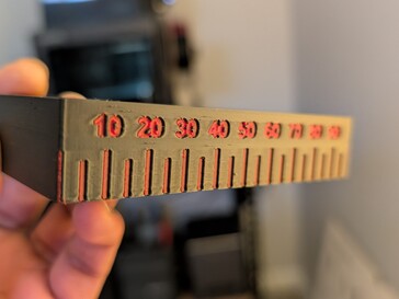 Mini utensile quadrato in PLA nero e rosso.