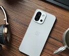 Il modello OnePlus 13T ha solo due fotocamere posteriori, ma questo potrebbe cambiare nel modello 15T. (Fonte: Flying Bun su Weibo)