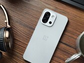Il modello OnePlus 13T ha solo due fotocamere posteriori, ma questo potrebbe cambiare nel modello 15T. (Fonte: Flying Bun su Weibo)