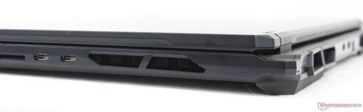 A destra: Lettore SD, 2x USB-C Thunderbolt 4 con DisplayPort + Power Delivery