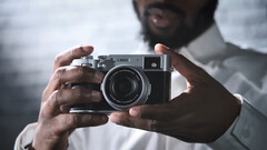 La Fujifilm X100V è diventata una leggenda nella comunità fotografica, nonostante il suo status di unobtanium a causa della produzione limitata. (Fonte: Fujifilm)