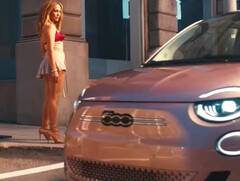 FIAT rivela la seconda versione della Fiat 500e EV in collaborazione con JLo. (Fonte: FIAT USA su YouTube)