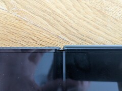 Non si tratta solo dell'angolo, ma c'è una buona quantità di plastica in più nella custodia di Google