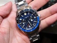 Orologio Casio Oceanus OCW-P3000 blu ripreso di fronte, che mette in risalto il quadrante ricco di dettagli e la lunetta in ceramica bicolore.