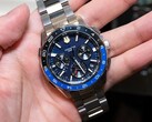 Orologio Casio Oceanus OCW-P3000 blu ripreso di fronte, che mette in risalto il quadrante ricco di dettagli e la lunetta in ceramica bicolore.