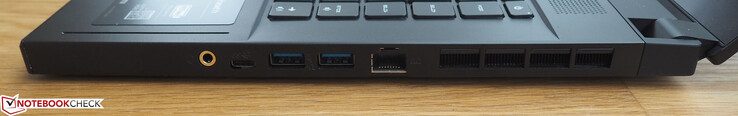 Lato destro: porta audio da 3.5 mm, USB-C 3.1 Gen2, 2x USB-A 3.1 Gen2, RJ45-LAN