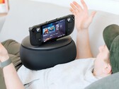 Il cuscino da gioco Mechanism è stato progettato per rendere più confortevole l'esperienza di gioco con le console portatili e per aiutare a prevenire l'intorpidimento di braccia e mani.