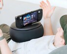 Il cuscino da gioco Mechanism è stato progettato per rendere più confortevole l'esperienza di gioco con le console portatili e per aiutare a prevenire l'intorpidimento di braccia e mani.