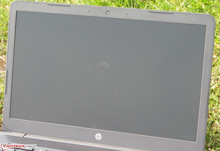 Utilizzo dell'HP Chromebook 14 G5 all'esterno in pieno sole.