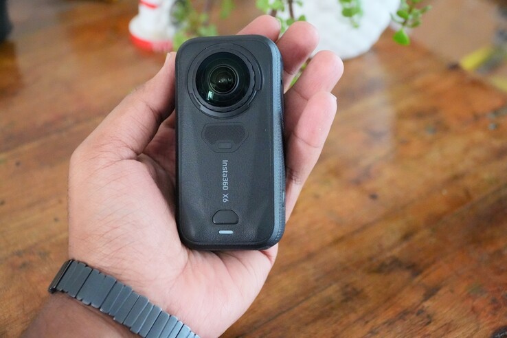 L’Insta360 X6 presenta un design compatto