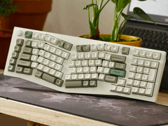 Keychron Q13 Max è una delle tastiere wireless che ha ricevuto un nuovo firmware con opzioni wireless e RGB aggiornate