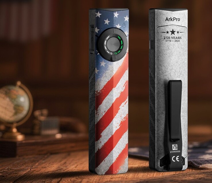 La torcia Olight ArkPro Stars & Stripes Edition è dotata di un interruttore azionabile con il pollice, con una rotella di selezione a tre posizioni sulla parte anteriore, e di una clip da tasca in metallo sul retro.