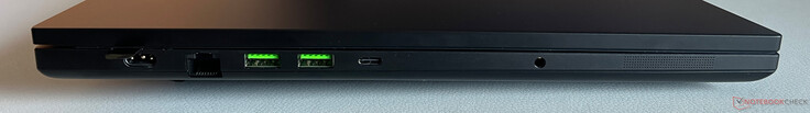 A sinistra: caricabatterie, Ethernet a 2,5 GB/s, 2 porte USB-A 3.2 Gen.2 (10 Gbit/s), USB-C 4.0 con Thunderbolt 4 (40 GBit/s, DisplayPort 2.1 tramite iGPU, Power Delivery 3.0), jack audio da 3,5 mm