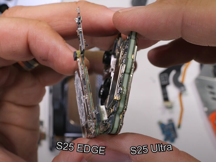 La scheda madre di Galaxy S25 Edge è significativamente più sottile di quella di Galaxy S25 Ultra. (Fonte: JerryRigEverything)