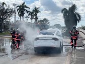 Gli EV in fiamme come la Tesla Model X vista in questa foto possono essere difficili da spegnere (Immagine: Jimmy Patronis)