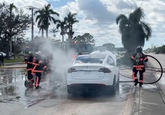 Gli EV in fiamme come la Tesla Model X vista in questa foto possono essere difficili da spegnere (Immagine: Jimmy Patronis)