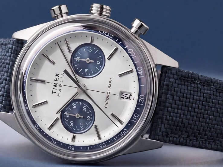 Timex Marlin Jet Chronograph fotografato su uno sfondo scuro, che mostra il vetro bombato, la lunetta tachimetrica, il quadrante concavo, i contatori del cronografo e il design retrofuturista della cassa.