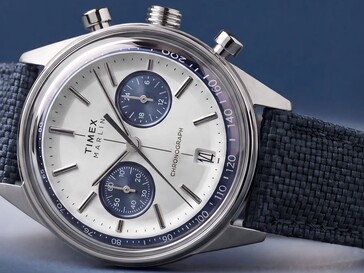 Il cronografo Timex Marlin Jet fotografato su uno sfondo scuro, che ne mostra il vetro bombato, la lunetta tachimetrica, il quadrante concavo, i contatori del cronografo e il design retro-futuristico della cassa.