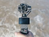 Un primo piano del DJI Osmo Pocket 4P con i suoi due obiettivi.