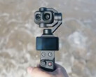 Un primo piano del DJI Osmo Pocket 4P con i suoi due obiettivi.