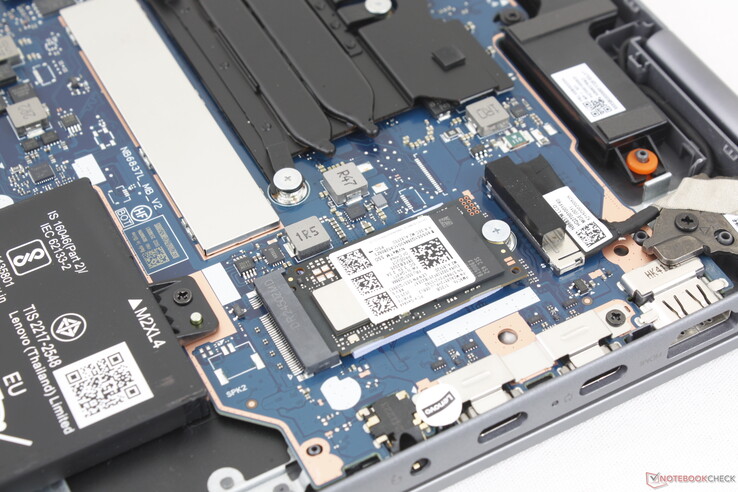 Supporta un solo SSD M.2 2242