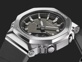 Il Casio G-Shock GMS2110-1A1 con lunetta in metallo, raffigurato su uno sfondo scuro. (Fonte: Casio)