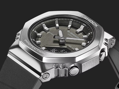 Il Casio G-Shock GMS2110-1A1 con lunetta in metallo, raffigurato su uno sfondo scuro. (Fonte: Casio)