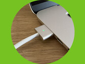 Il mondo Windows non ha ancora una risposta al connettore MagSafe, introdotto per la prima volta da Apple negli anni '00 (Fonte immagine: Notebookcheck - modificato)