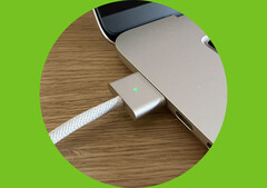 Il mondo Windows non ha ancora una risposta al connettore MagSafe, introdotto per la prima volta da Apple negli anni '00 (Fonte immagine: Notebookcheck - modificato)