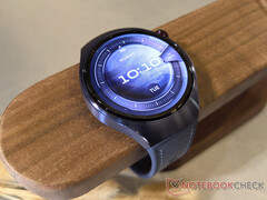 Il prezzo di Huawei Watch 5 parte da 449 euro nell&#039;UE. Nella foto: lo smartwatch in viola. (Fonte: Notebookcheck)