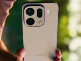 Oppo Find X9s Pro ha due fotocamere da 200MP e una da 50MP sul retro.