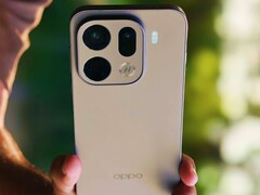 Oppo Find X9s Pro ha due fotocamere da 200MP e una da 50MP sul retro.