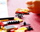 Immagine che mostra i mattoncini LEGO su un tappeto rosso. (Fonte immagine: Efraimstochter - Pixabays)