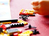 Immagine che mostra i mattoncini LEGO su un tappeto rosso. (Fonte immagine: Efraimstochter - Pixabays)