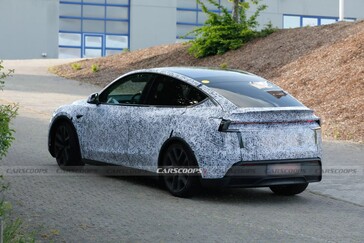La nuova Tesla Model Y del 2026 esegue un test di performance sulla pista del Nürburgring, in Germania.