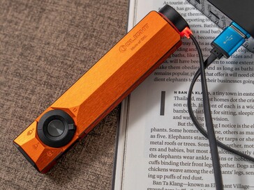 L’Olight ArkPro Ultra è dotato di un adattatore di ricarica magnetico per la ricarica wireless.