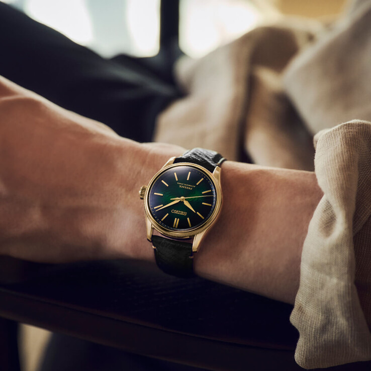 Orologio Seiko Presage Classic x Tradman’s Bonsai indossato al polso con cinturino in pelle nera e quadrante verde scuro.
