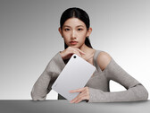 Xiaomi ha presentato una nuova configurazione per il Redmi K Pad 2. Nell’immagine: una foto promozionale del tablet nella variante color argento.