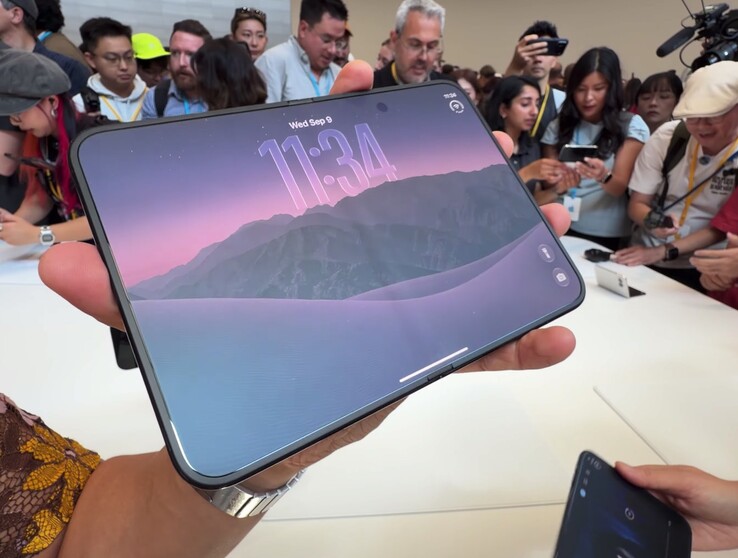 L’iPhone Duo di Apple presenta effettivamente una piega evidente, ma la sua superficie con nanostruttura contribuisce a ridurne al minimo la visibilità.