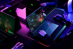 Razer Blade 16 offre opzioni di display mini-LED a doppia modalità. (Fonte: Razer)