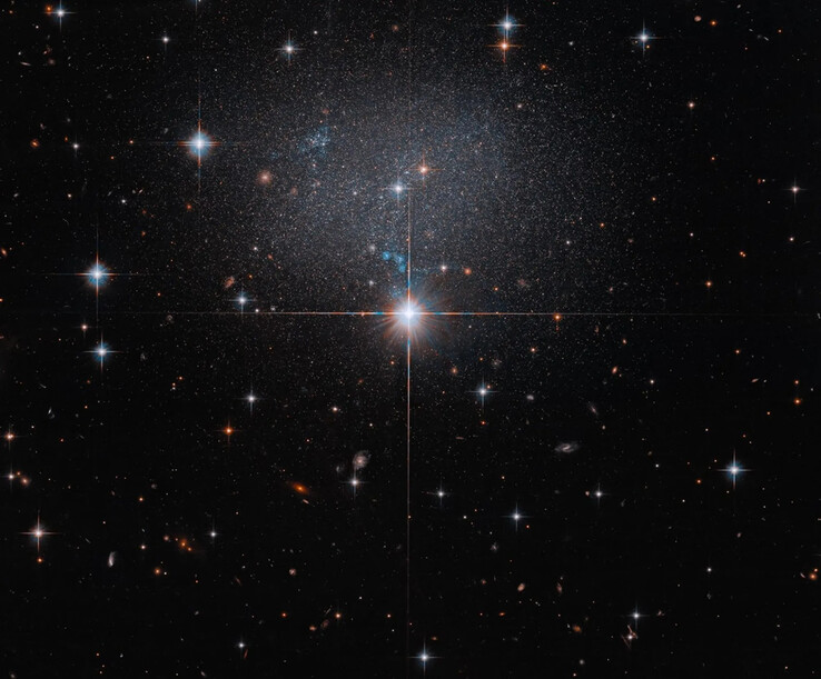 L'immagine ripresa dal Telescopio Spaziale Hubble mostra la galassia nana ESO 490-017.