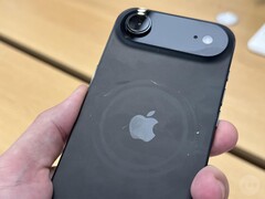 unità display iPhone Air Space Black con graffi intorno all&#039;area MagSafe. (Fonte: Consomac)