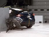 Tesla Model Y, test d'urto per sovrapposizione di piccole dimensioni sul lato del conducente. (Fonte: IIHS/YT)